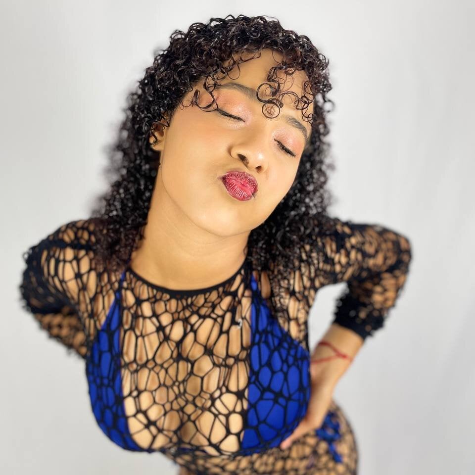 Aura_teen_hot