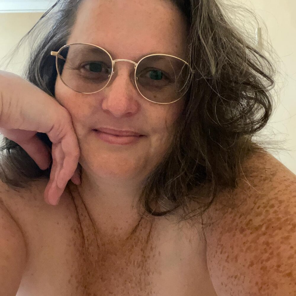 Beatricefrench-curvy-milf